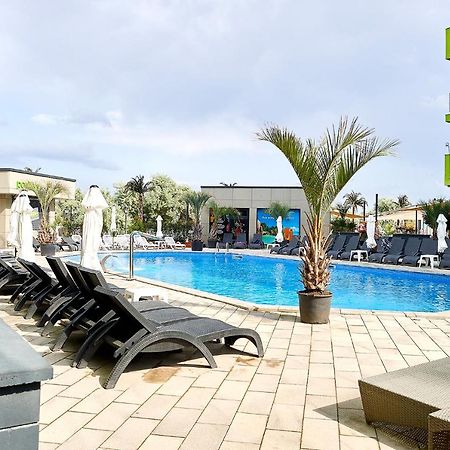 Maya Apartment ALEZZI beach resort Spa n Pools Mamaia Bagian luar foto