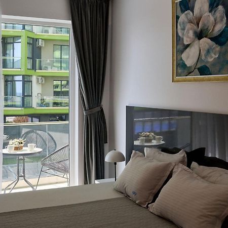 Maya Apartment ALEZZI beach resort Spa n Pools Mamaia Bagian luar foto