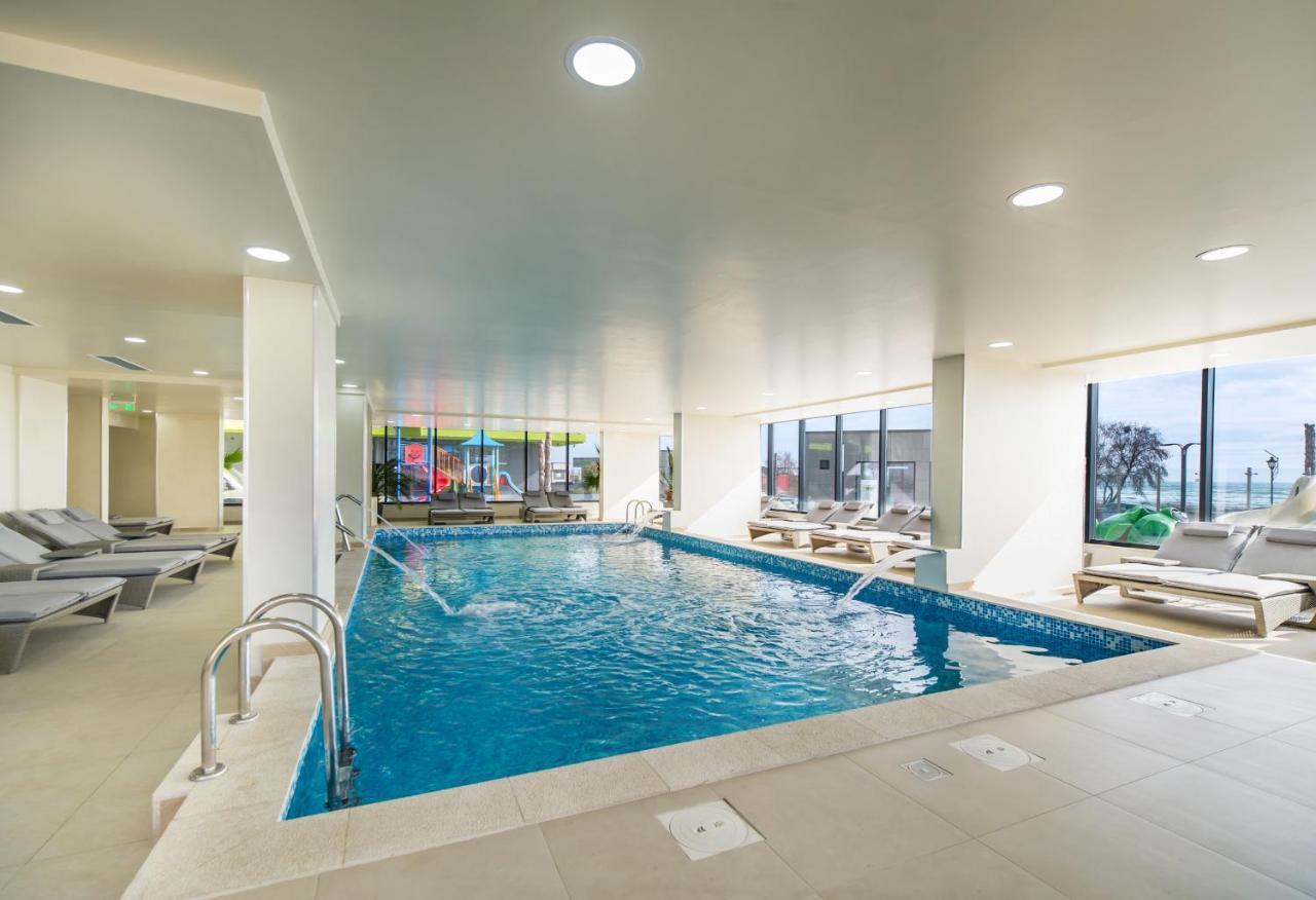 Maya Apartment ALEZZI beach resort Spa n Pools Mamaia Bagian luar foto