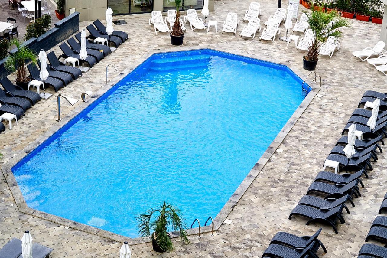 Maya Apartment ALEZZI beach resort Spa n Pools Mamaia Bagian luar foto