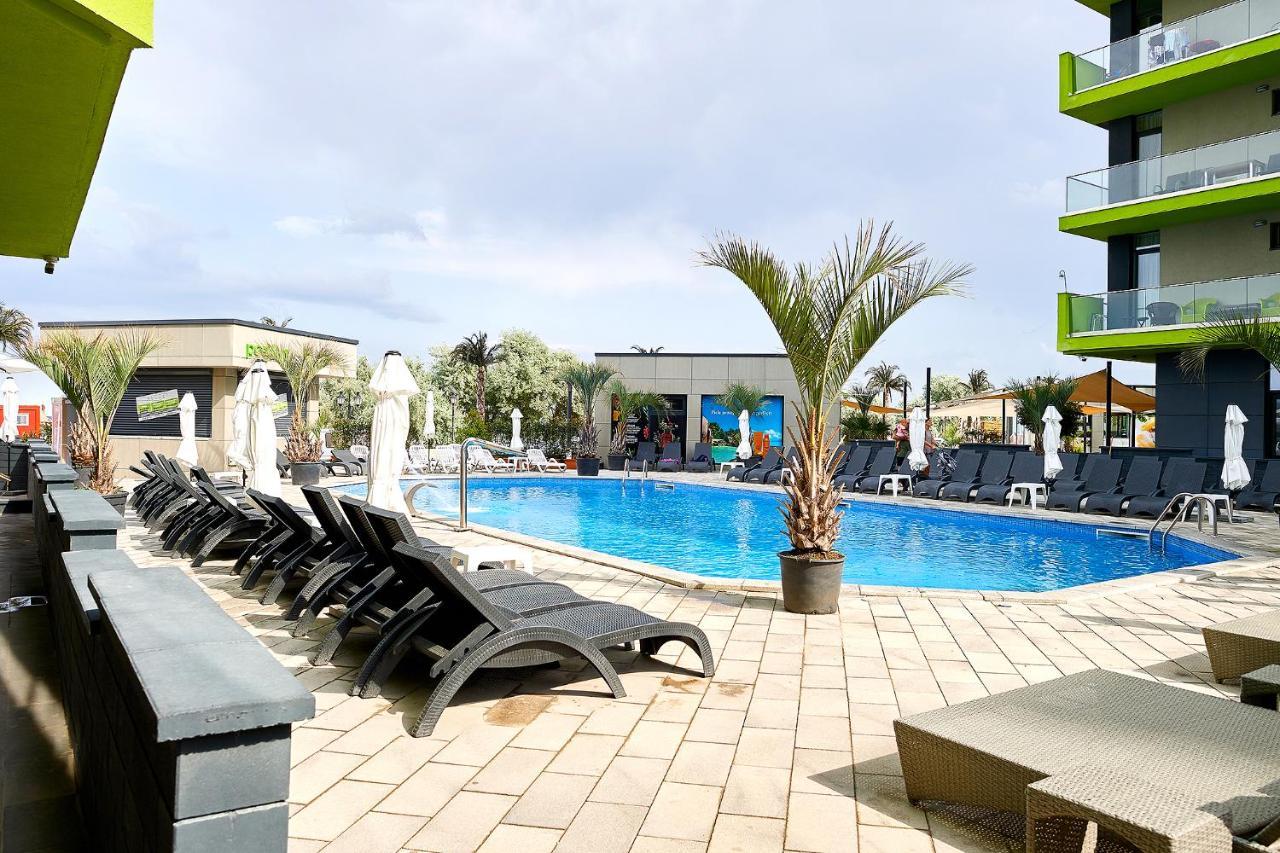 Maya Apartment ALEZZI beach resort Spa n Pools Mamaia Bagian luar foto