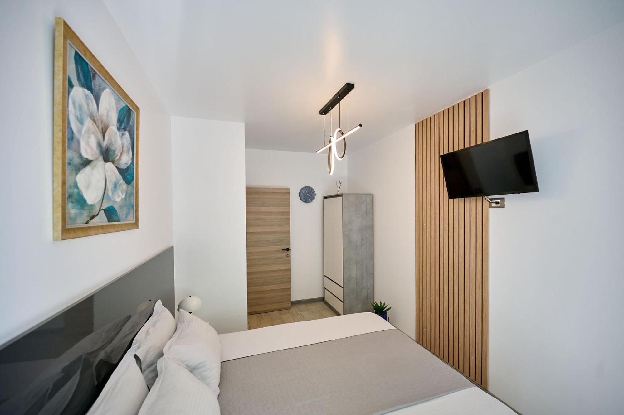 Maya Apartment ALEZZI beach resort Spa n Pools Mamaia Bagian luar foto