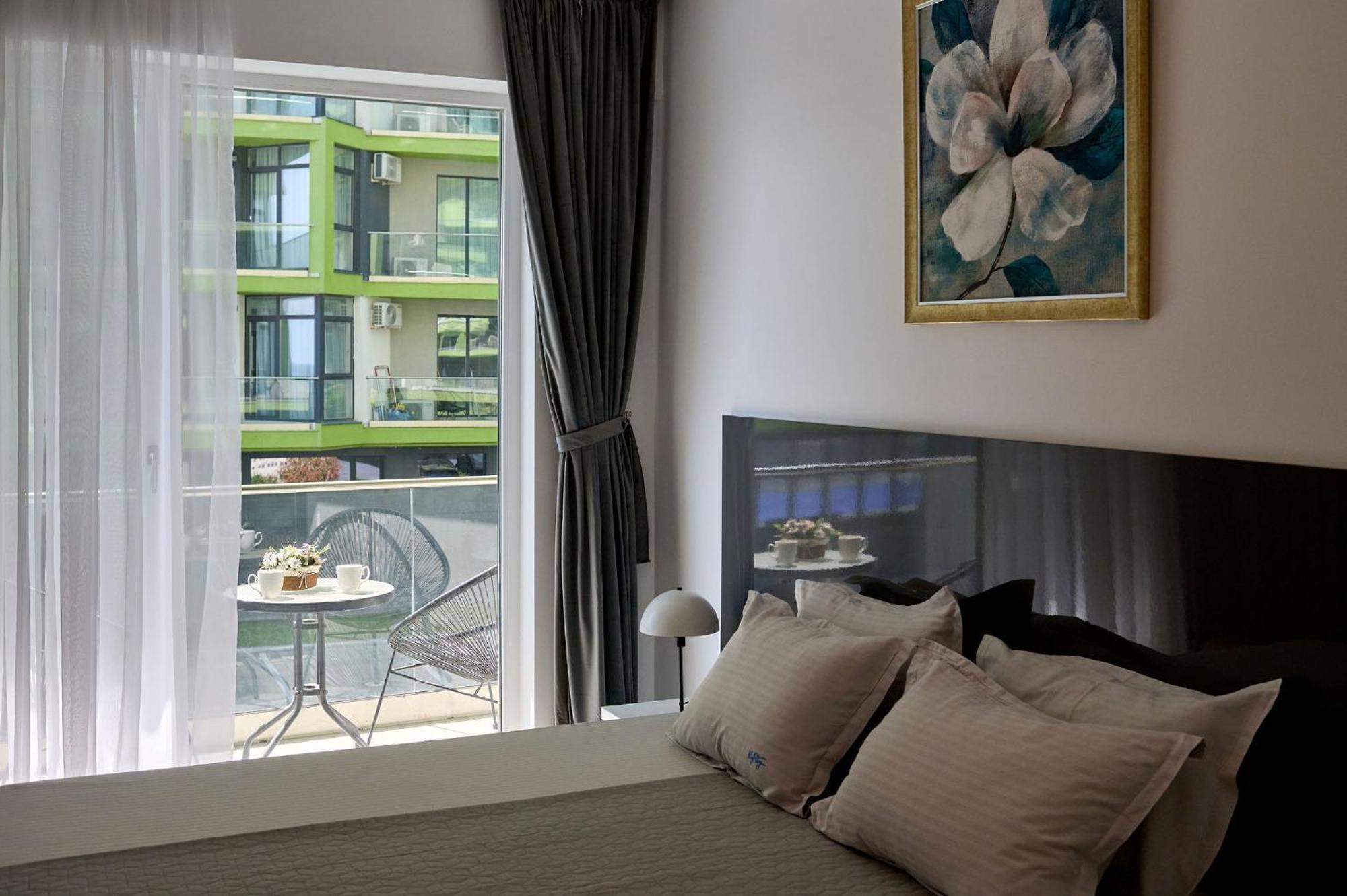 Maya Apartment ALEZZI beach resort Spa n Pools Mamaia Bagian luar foto