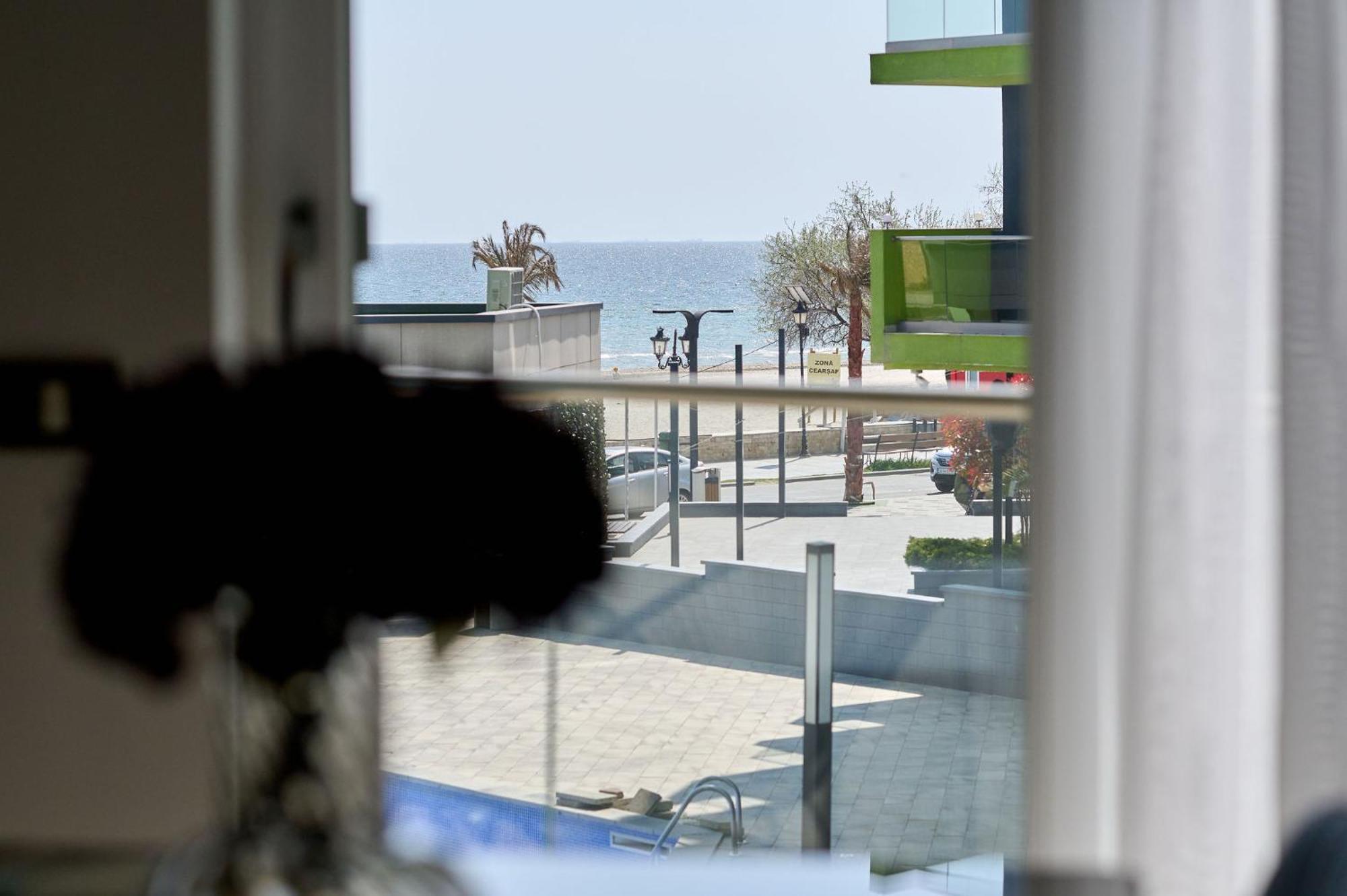 Maya Apartment ALEZZI beach resort Spa n Pools Mamaia Bagian luar foto