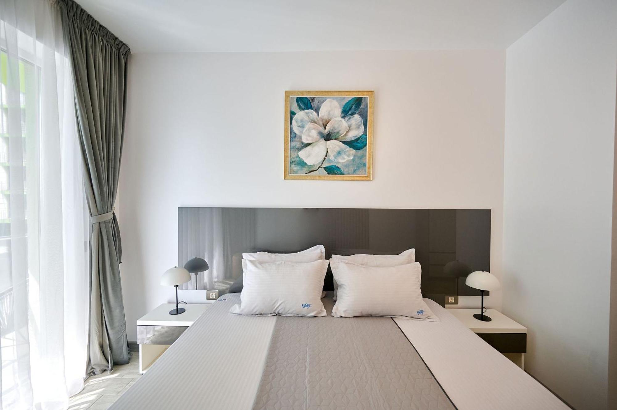 Maya Apartment ALEZZI beach resort Spa n Pools Mamaia Bagian luar foto