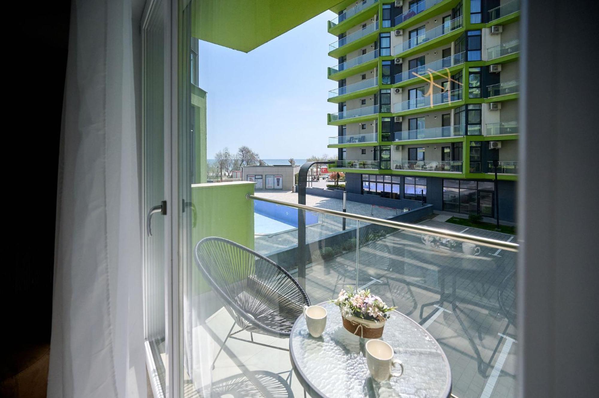 Maya Apartment ALEZZI beach resort Spa n Pools Mamaia Bagian luar foto