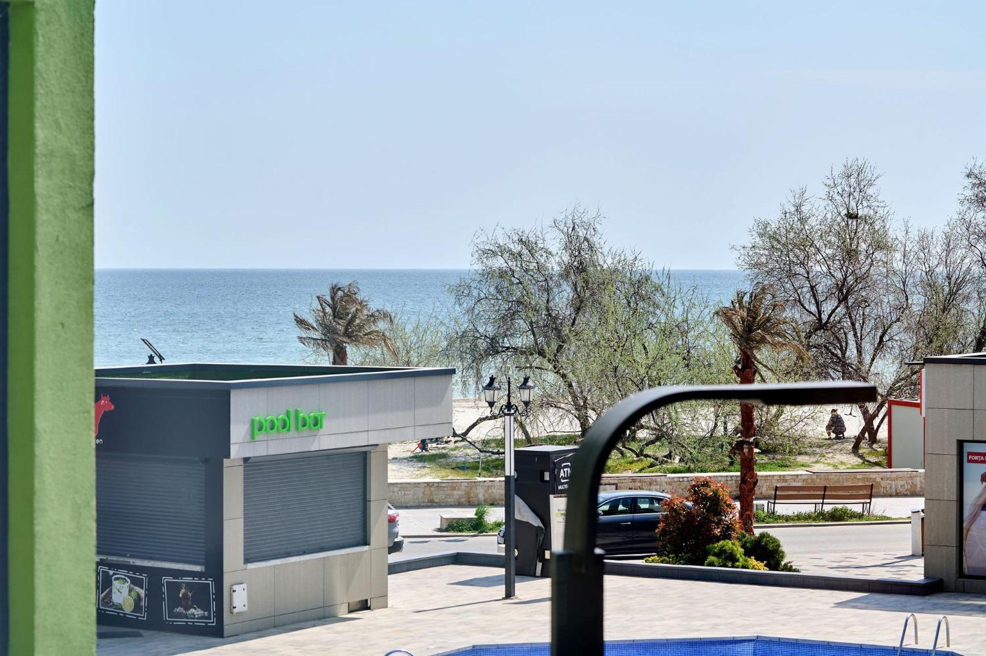 Maya Apartment ALEZZI beach resort Spa n Pools Mamaia Bagian luar foto
