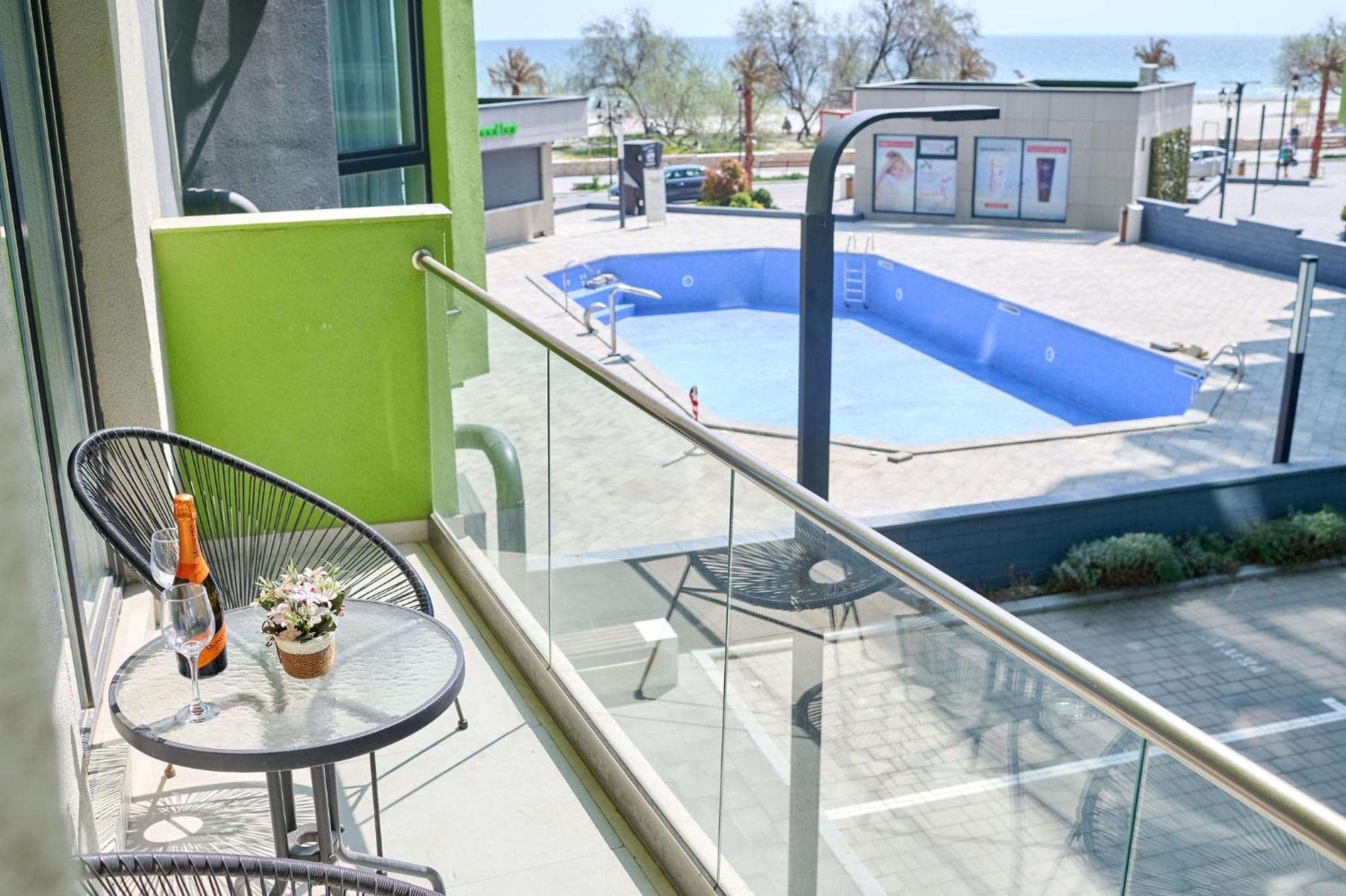 Maya Apartment ALEZZI beach resort Spa n Pools Mamaia Bagian luar foto